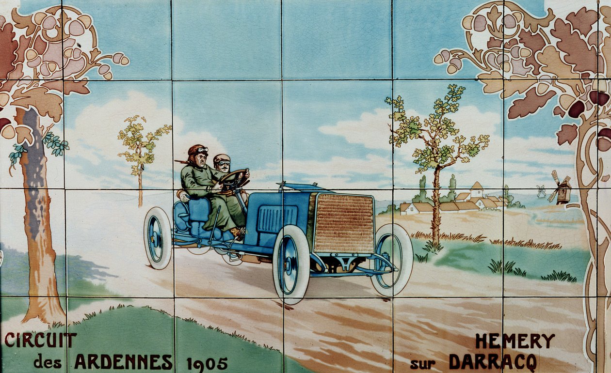 Hemery egy Darracq autóval az 1905-ös Circuit des Ardennes versenyen: a párizsi Gilardoni Fils et Cie által gyártott kerámiacsempe Ernest Montaut (1878-1909) rajza után. alkotó: Ernest Montaut