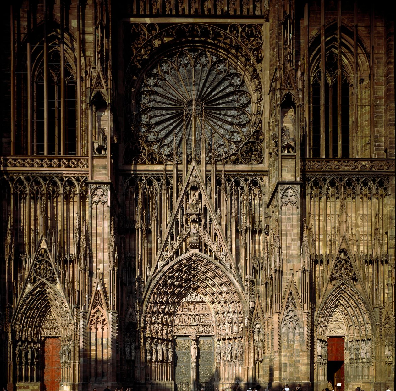 Gótikus művészet: kilátás az egyik portálról a Cathedrale Notre Dame de Strasbourgra, amelyet a 13. században épített Erwin von Steinbach. (Alsó-Rajna) alkotó: Erwin von Steinbach