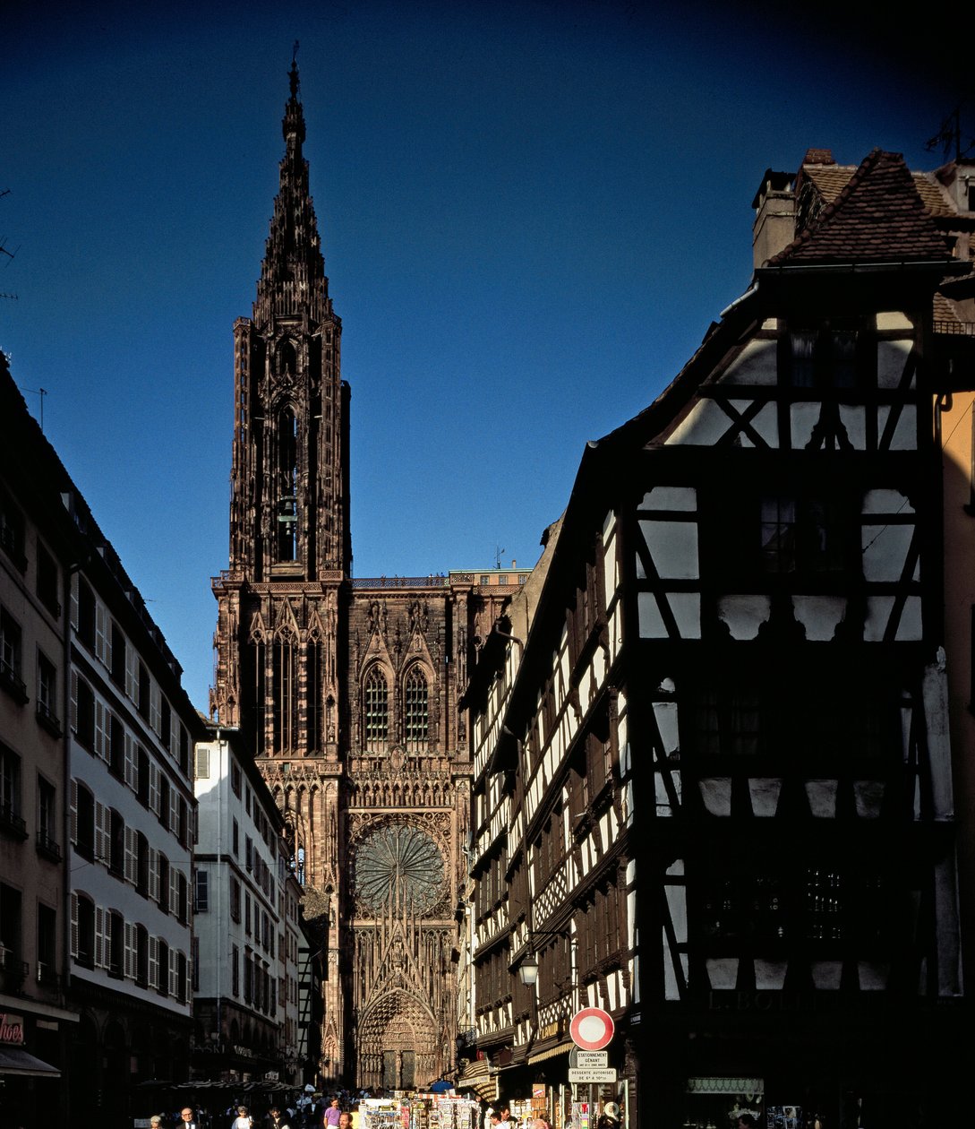 Gótikus művészet: kilátás az egyik portálról a Cathedrale Notre Dame de Strasbourgra, amelyet a 13. században épített Erwin von Steinbach. (Alsó-Rajna) alkotó: Erwin von Steinbach