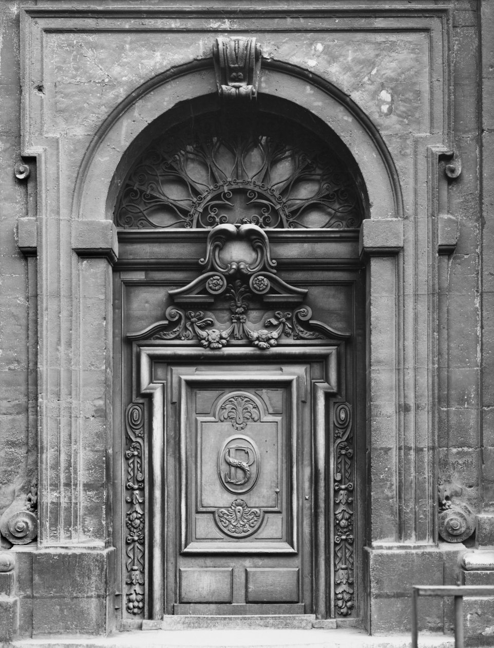 A párizsi Saint-Paul-Saint-Louis templom homlokzatának nézete, a keleti portál, 1627-41 alkotó: Etienne and Derand, F. Martellange