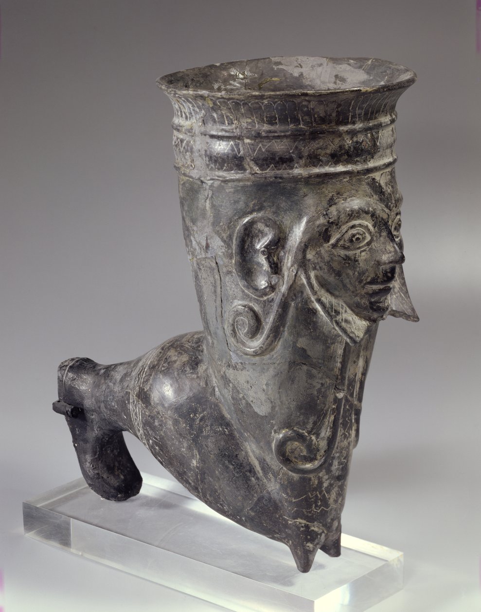 Bucchero edény lábformában faragott arccal, etruszk korszak, Kr.e. 6. század 2. fele (kerámia) alkotó: Etruscan