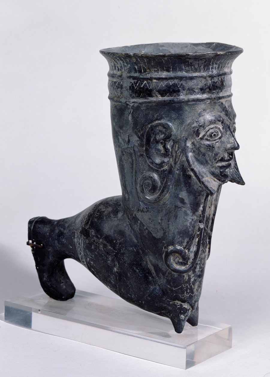 Bucchero edény lábformában faragott arccal, etruszk korszak, Kr.e. 6. század 2. fele (kerámia) alkotó: Etruscan
