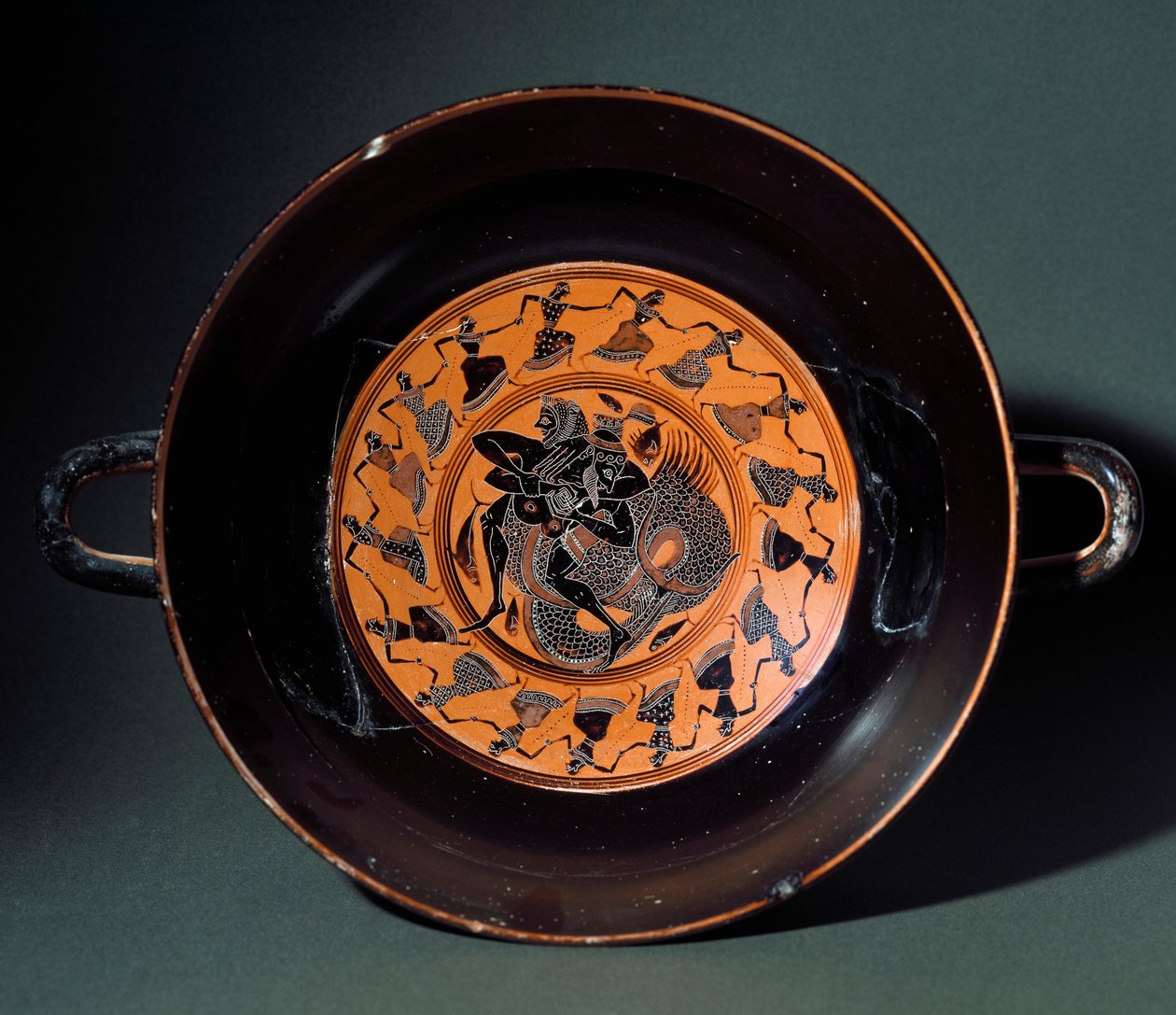 Antik etruszk: terrakotta csésze, amely Herkules és Triton tengeri szörny harcát jelképezi. Tarquiniából. Kr.e. 550. Tarquinia, Régészeti Múzeum alkotó: Etruscan