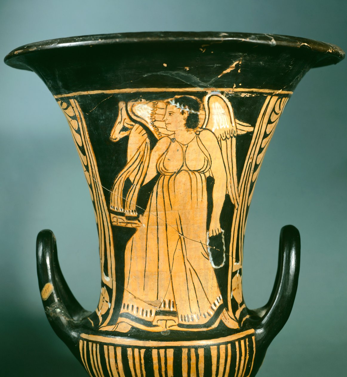 A Berkeley festő által készített, szárnyas szellemet ábrázoló csésze-krater (nagy váza). Etruszk civilizáció, Kr. e. 4. század. alkotó: Etruscan