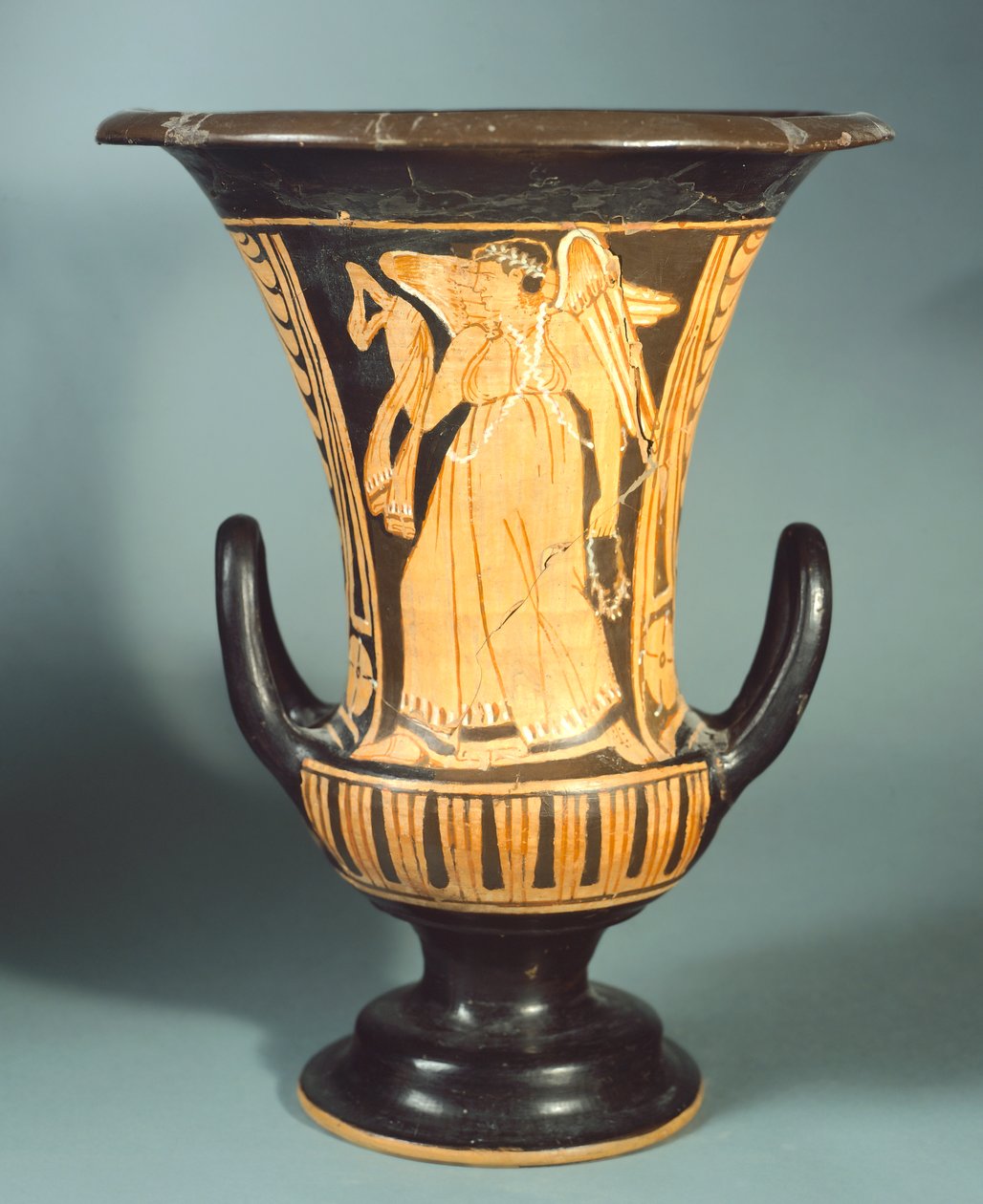 A Berkeley festő által készített, szárnyas szellemet ábrázoló csésze-krater (nagy váza). Vörös alakos kerámia. Etruszk civilizáció, Kr. e. 4. század. alkotó: Etruscan