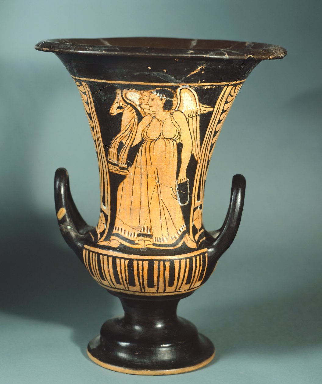 A Berkeley festő által készített, szárnyas szellemet ábrázoló csésze-krater (nagy váza). Vörös alakos kerámia. Etruszk civilizáció, Kr. e. 4. század. alkotó: Etruscan