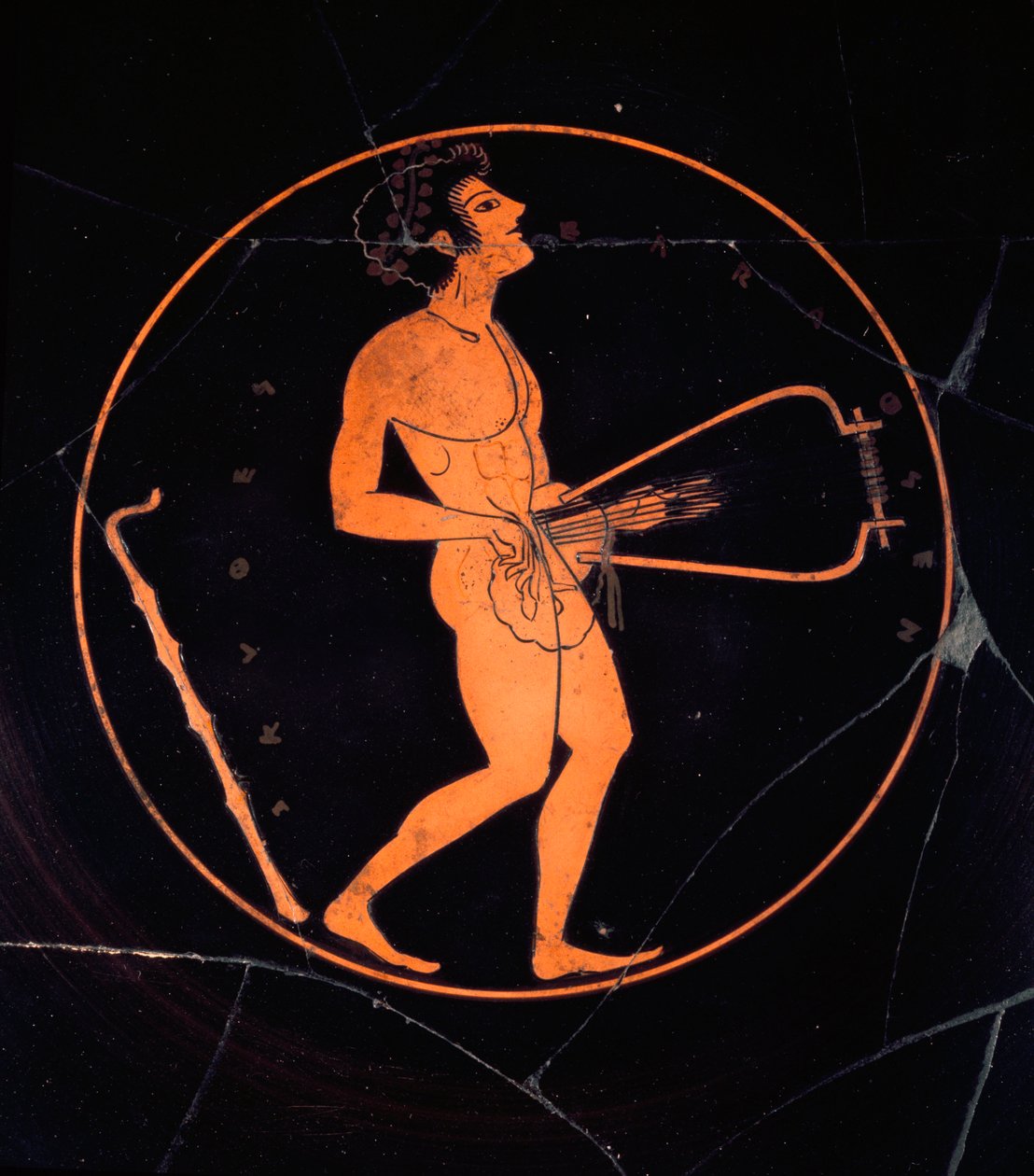 Etruszk művészet: Kylix fekete terrakotta díszíti a lírajátékos ábrázolását. A görög vázák sírjából. Banditaccia nekropolisza. Cerveteri. Kr.e. 6. vagy 5. század. Róma, Museo Nazionale di Villa Giulia alkotó: Etruscan