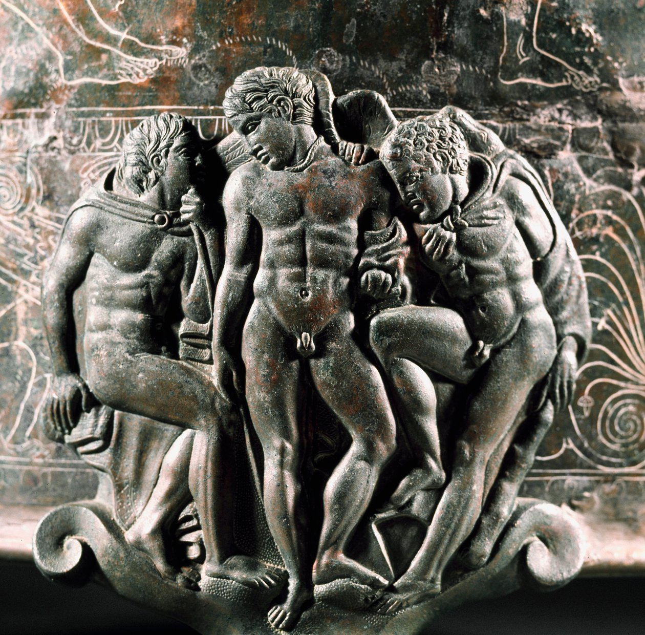 Etruszk művészet: a bronz Ficoroni Cistus lábának részlete, amely közöttük Herkulest, Iolaoszt és Eroszt ábrázolja. Preneste-ből (Palestrina). Kr.e. 340. Museo Nazionale di Villa Giulia, Róma alkotó: Etruscan