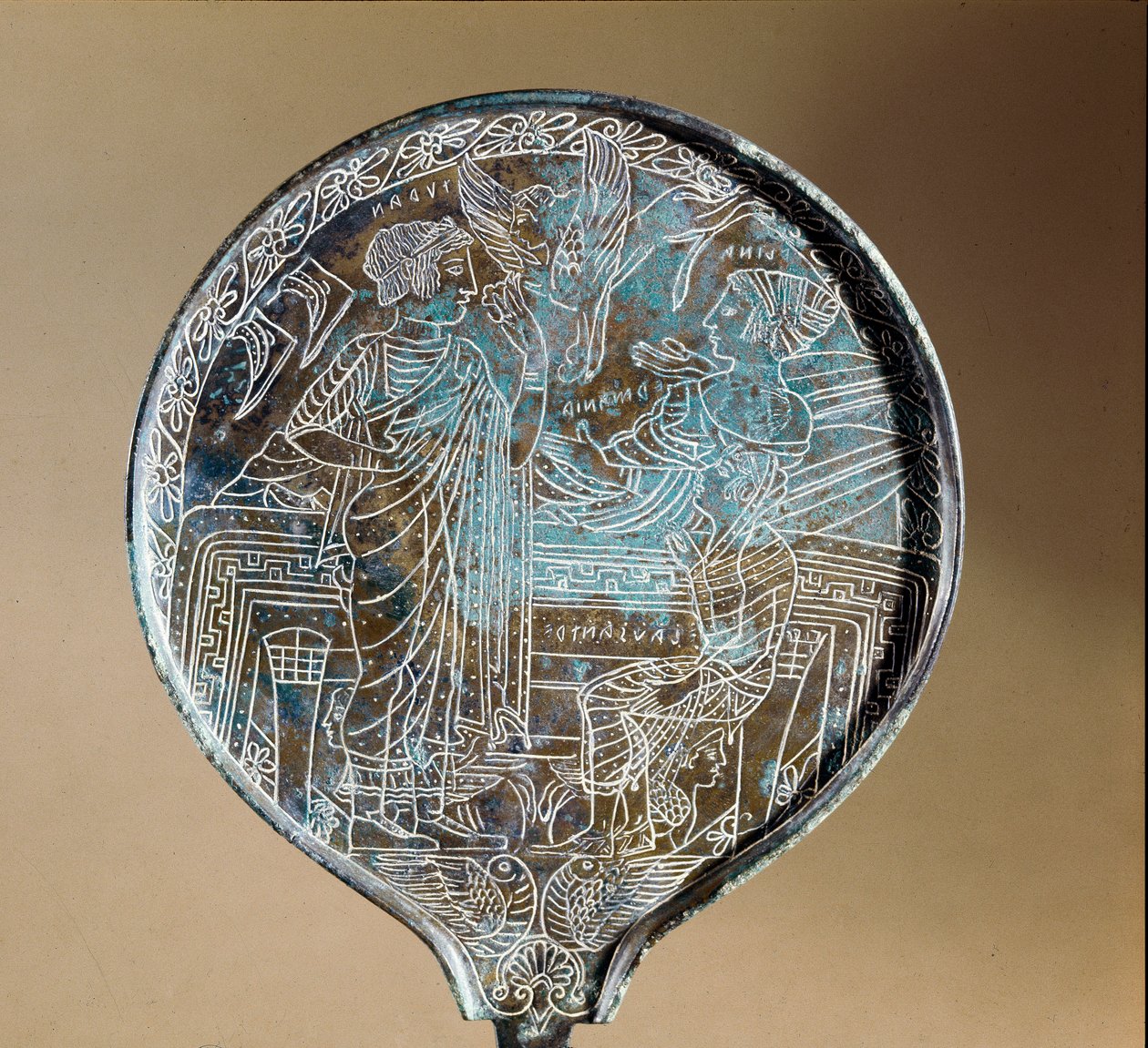 Etruszk művészet: tükör hátul bronzból: Aphrodité rávette Helénét, hogy kövesse Párizst Trójába. Kr.e. 5. század. Róma, Museo Nazionale di Villa Giulia alkotó: Etruscan