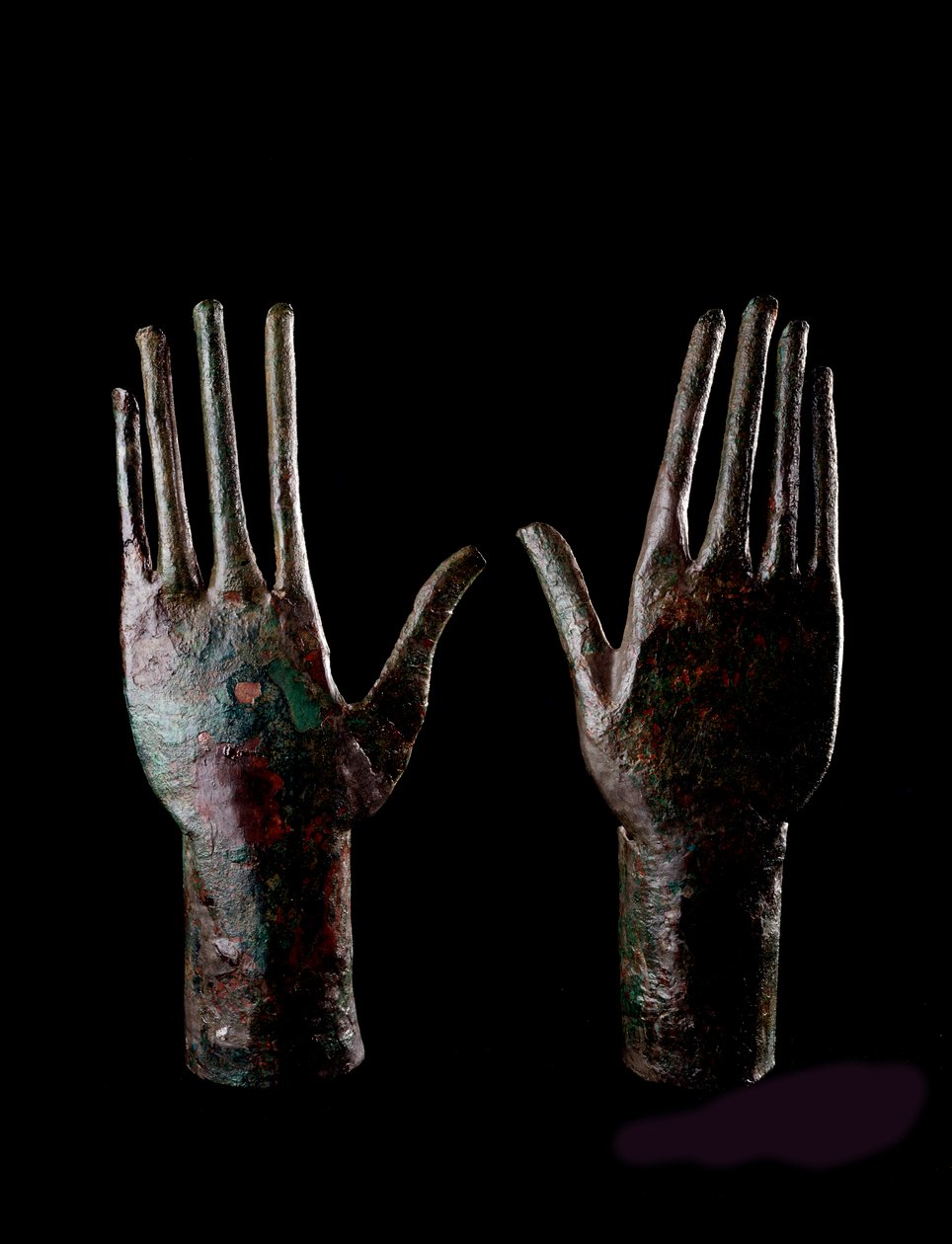 Etruszk művészet: két kéz - Bronz szobrocskák - Kr.e. 680-670 Dim H 23,5 cm Carro di bronzo, Vulci sírjából alkotó: Etruscan