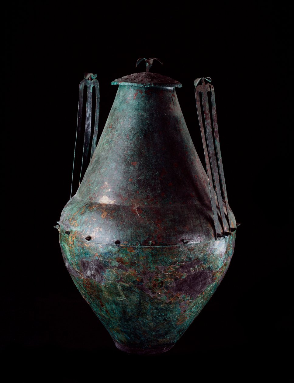 Etruszk civilizáció: bikónikus bronzváza dupla fogantyúval és fedővel a vulci bronztartály sírjából, ie 680-670 alkotó: Etruscan