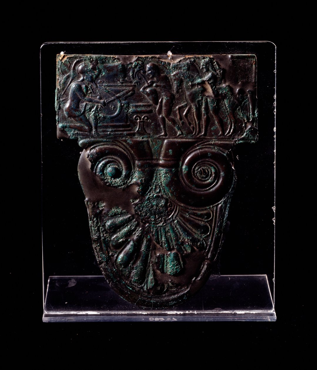 Etruszk civilizáció: Troilos (Troilus) mítoszára utaló bronztábla Kr.e. 520 (Etruszk művészet: Troilus mítoszára utaló bronztábla, Kr.e. 520) Mérete 15x11,7 cm Firenze, Museo Archeologico, inv 63588 - Etruszk műtárgy gyűrűje: bronz a Tro alkotó: Etruscan
