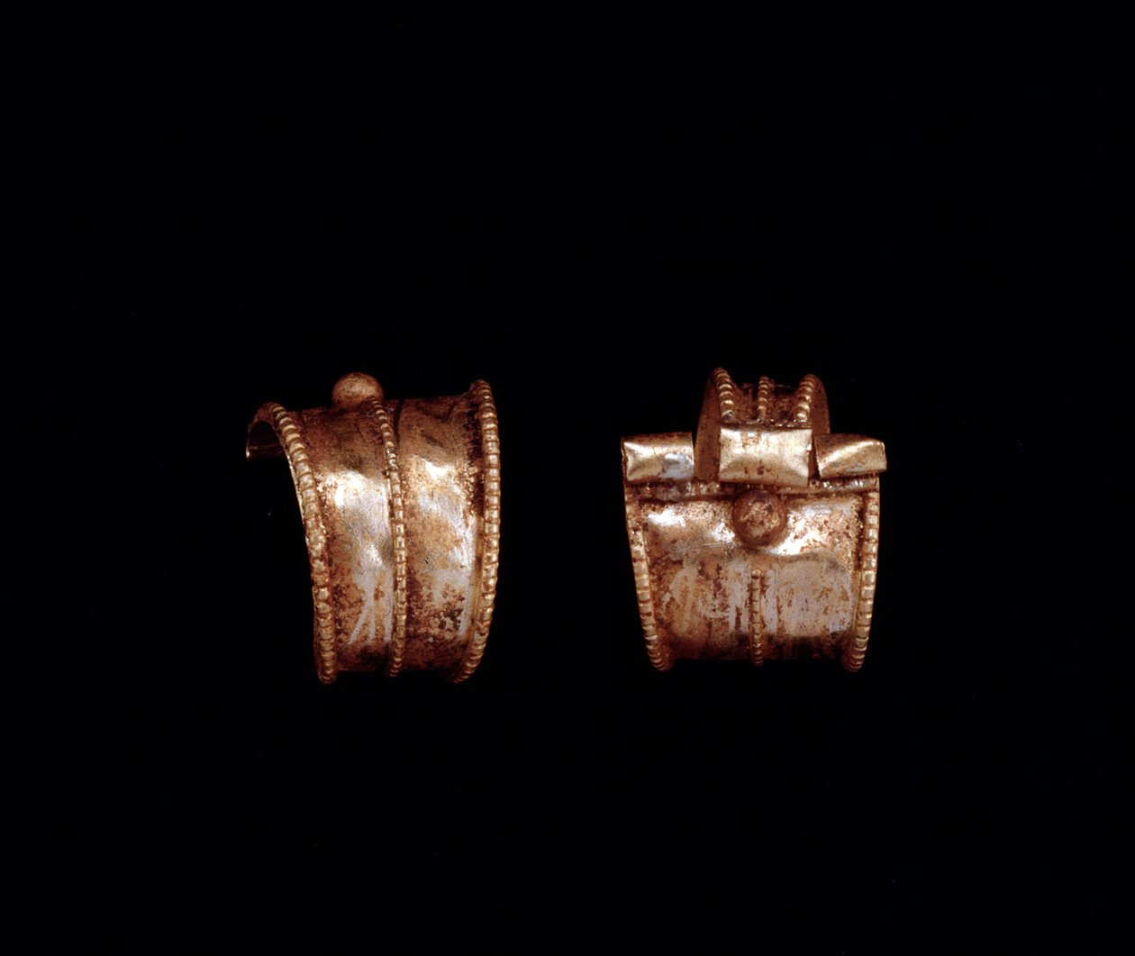 Etruszk civilizáció: arany fülbevaló pár - Kr.e. 6. század Pesciából, Róma közelében alkotó: Etruscan