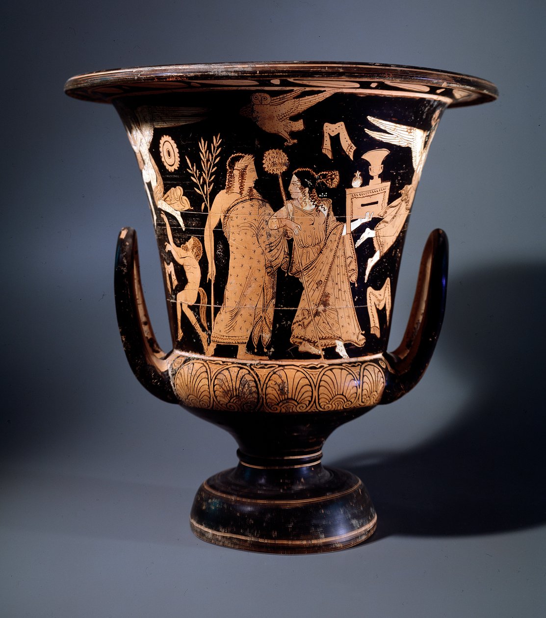 Etruszk civilizáció: terrakotta kráterdísz Nazzano festője Apollót és menádot ábrázoló, Kr.e. 350 Méret: 57 cm, Civita Castellana helyéről alkotó: Etruscan