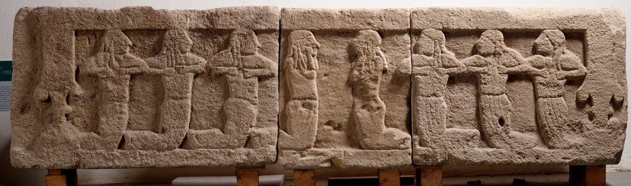 Három tufatömbből készült sírágy, Kr.e. 6. század alkotó: Etruscan