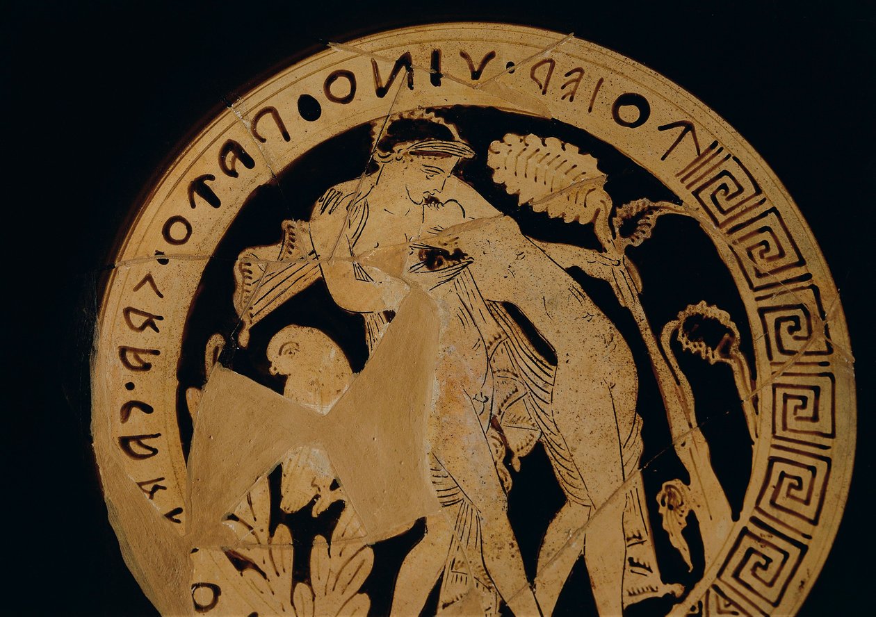 Olaszország, Lazio, Civita Castellana, ölelkező fiatalokat ábrázoló vörös alakos kylix (borfazekasság), felirattal (faliszkán nyelven) inni való felhívással, Kr.e. 350 körül. alkotó: Etruscan
