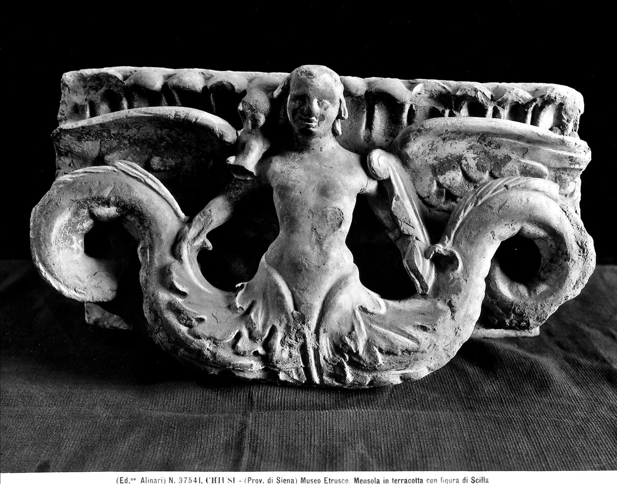 Párkány Scilla figurájával (terrakotta) alkotó: Etruscan