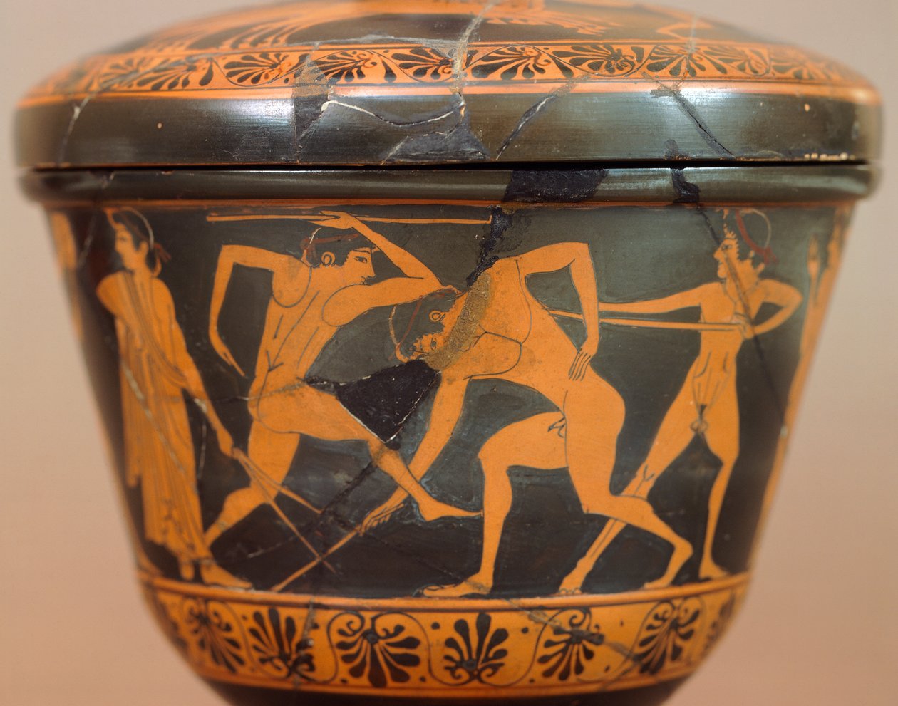 Pyxis sportolókkal az edzőteremben. Piros alakos kerámia, Cerveteriből (Lazio). Etruszk civilizáció, Kr. e. 4. század. alkotó: Etruscan