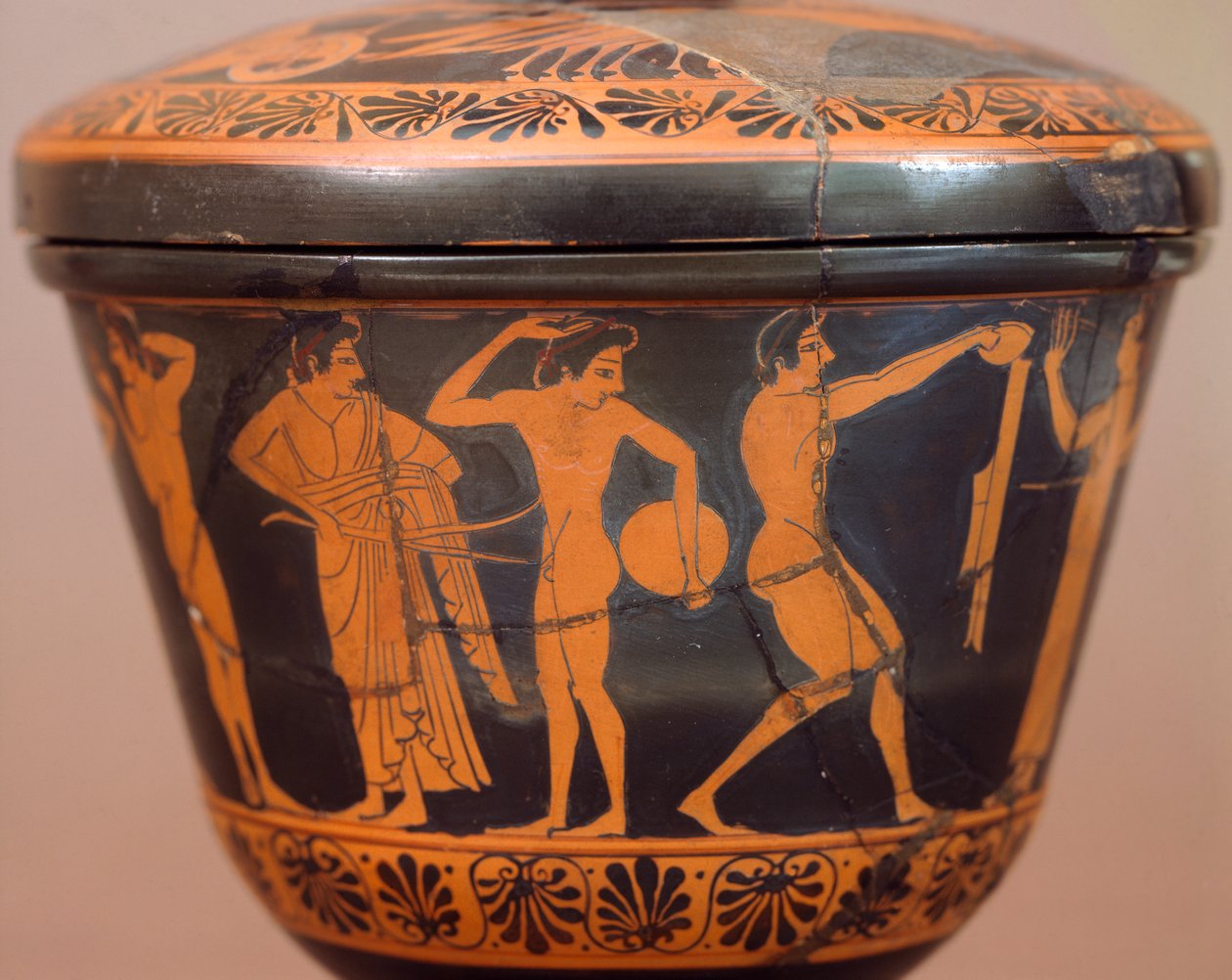 Pyxis diszkoszvetést és egyéb tudományágakat végző sportolókkal. Piros alakos kerámia, Cerveteriből (Lazio). Etruszk civilizáció, Kr. e. 4. század. alkotó: Etruscan