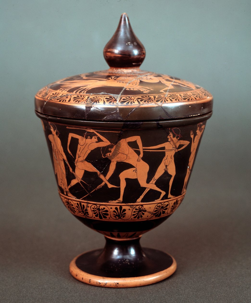Pyxis a palaestra jelenetének ábrázolásával, terrakotta, ie 520-500 alkotó: Etruscan
