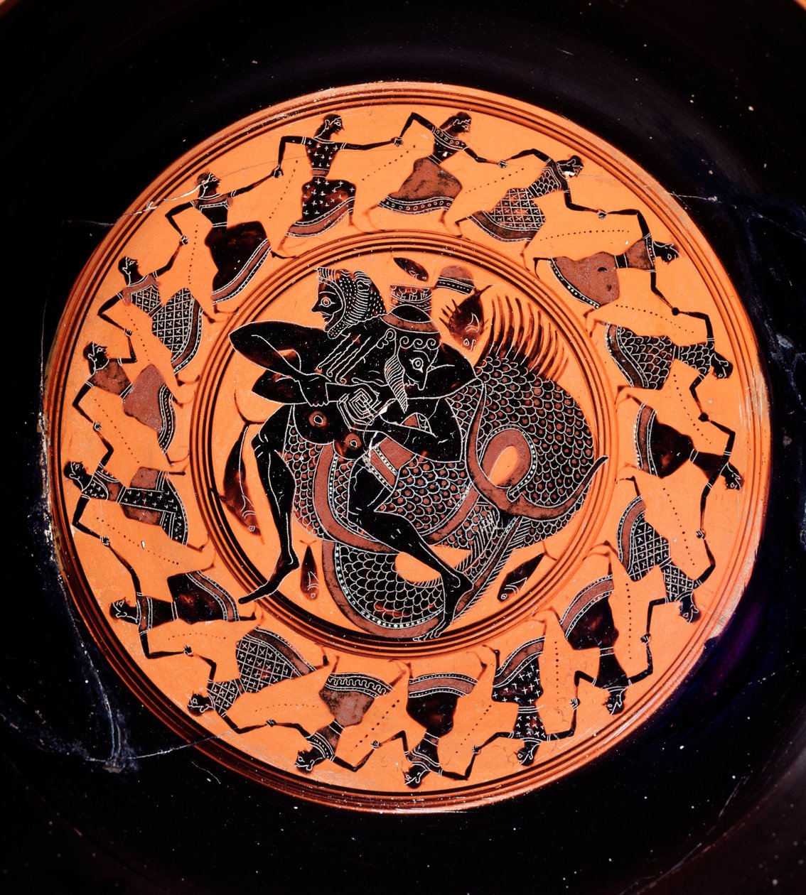 Terrakotta kylix, amely Herkulest ábrázolja a harcban Tritonnal, tizenhét táncoló nereidával körülvéve, Kr.e. 6. században alkotó: Etruscan