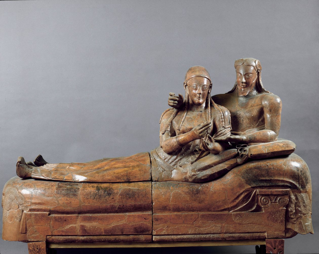 A menyasszonyok faragott csoportja (terrakotta szarkofág Cerveteriből. Kr.e. 6. század) alkotó: Etruscan