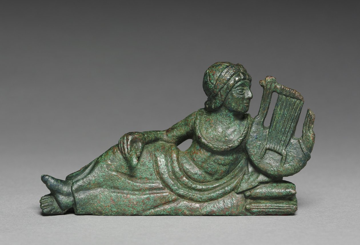 Fekvő líra-játékos edénydísz, Olaszország, ie 400-375 körül alkotó: Etruscan