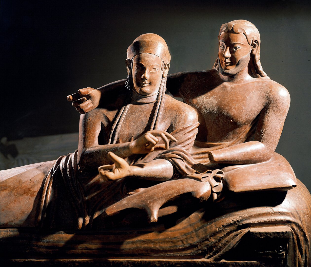 Etruszk művészet: Sarcophagus des spouses, terrakotta sulpte pár a temetési ágyon - Részlet, Cerveteriből, Olaszországból. Kr.e. 525-500. Párizs, musee du Louvre - etruszk civilizáció: a házastársak szarkofágja - Terrakotta szobor (részlet) Cerve-ből alkotó: Etruscan Etruscan