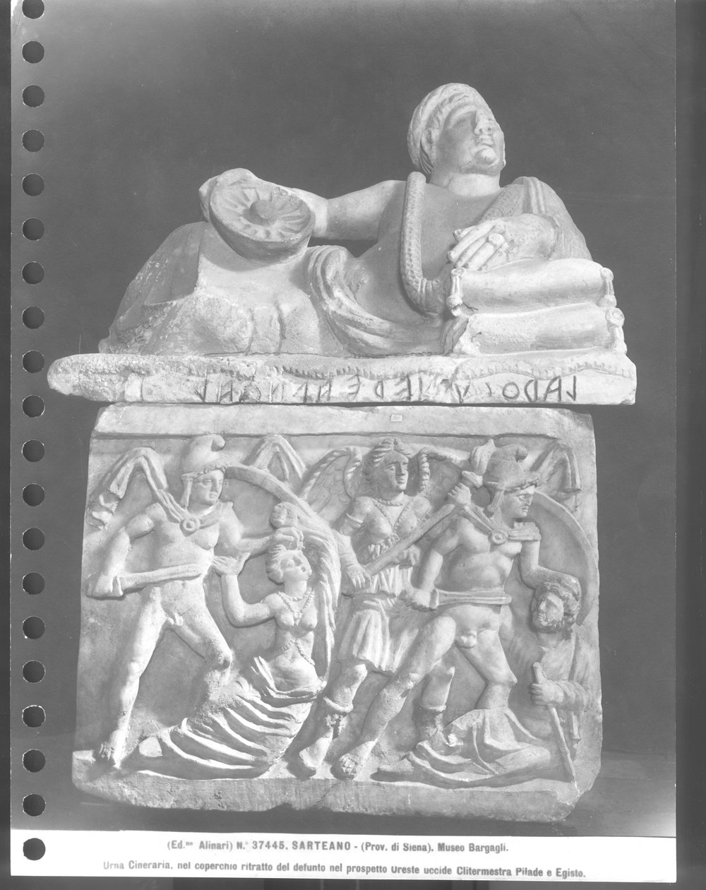 Oresztes megöli Clytemnestrát és Pylades megöli Egisthet, cinerary Urn (márvány) (f/w fotó) alkotó: Etruscan Etruscan
