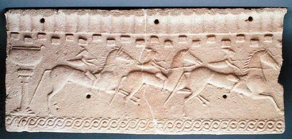 Emléktábla lovasok domborművével (kő) alkotó: Etruscan Etruscan