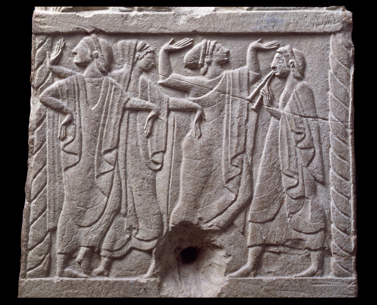 Dombormű táncosokkal egy márvány mérföldkőről Chiusiban, Olaszországban, Kr.e. 6. században alkotó: Etruscan Etruscan