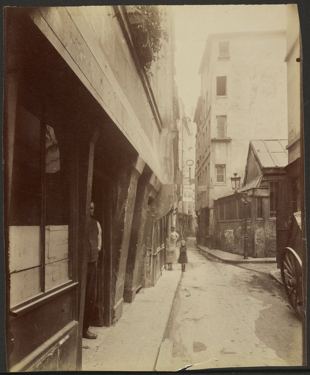 A Rue de Venise sarkán, a 14. számnál (4.) alkotó: Eugène Atget