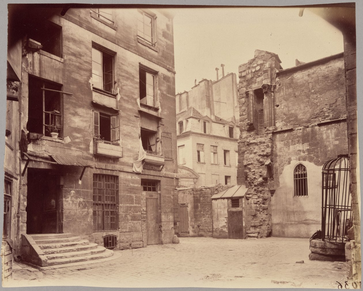 A Saint-Julien-le-Pauvre udvara alkotó: Eugène Atget