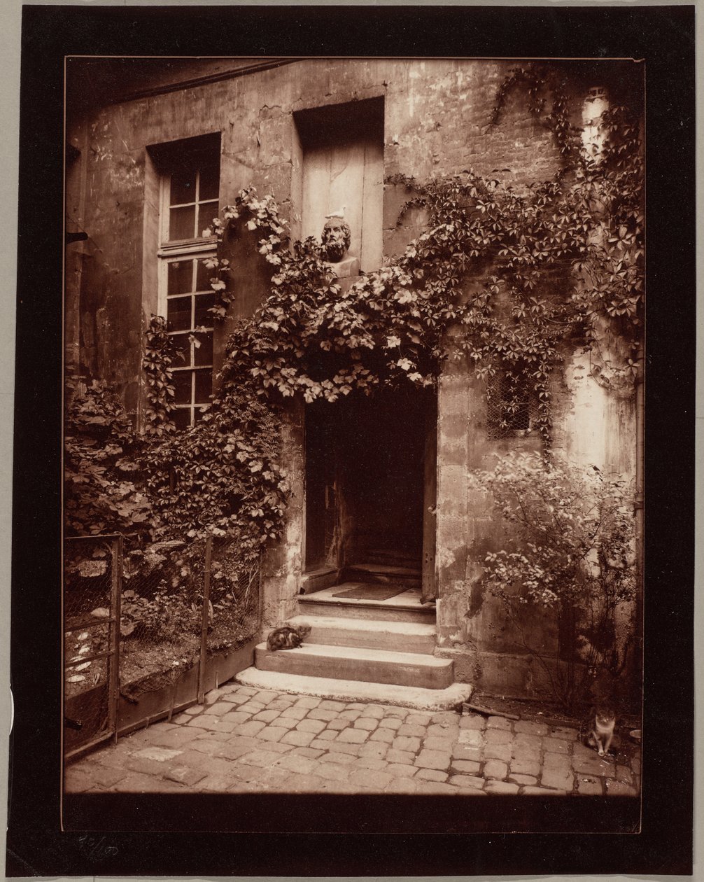 Udvar Rouenban alkotó: Eugène Atget