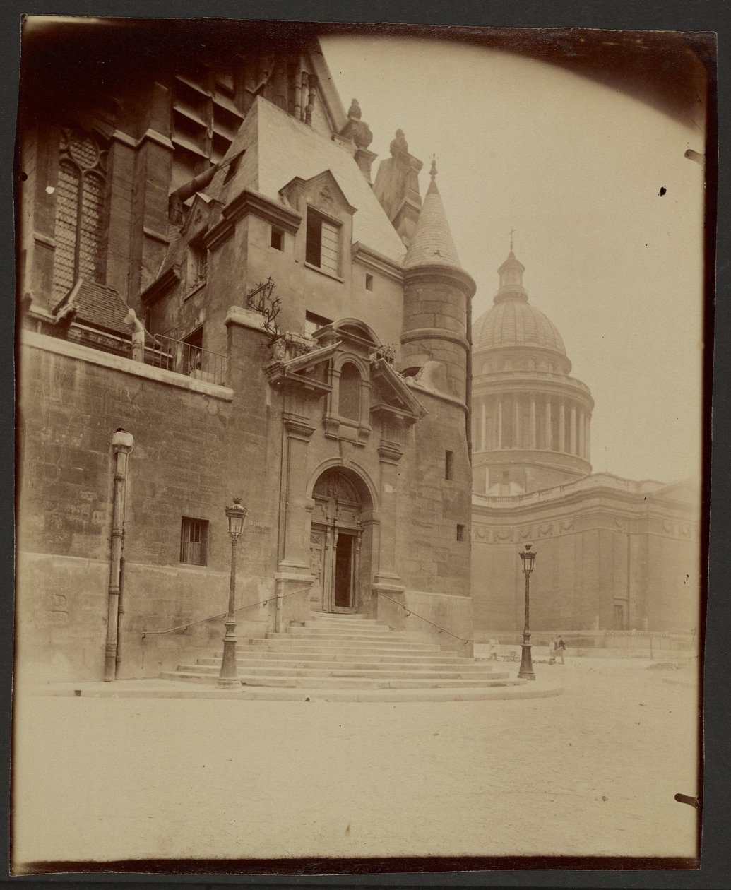 [A Saint-Étienne-du-Mont-templom és a Panthéon] alkotó: Eugène Atget