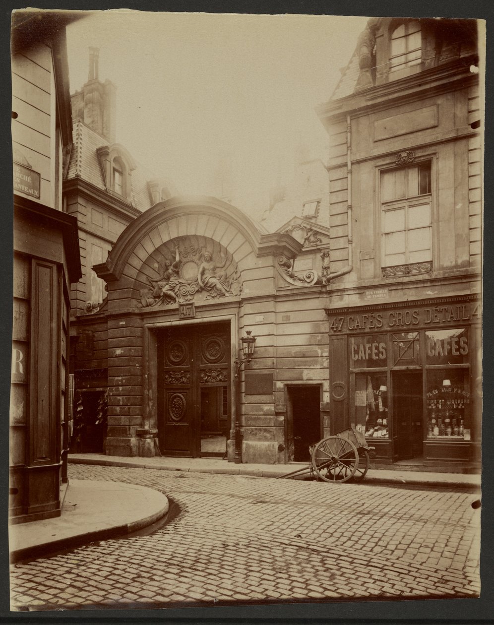 Egy magánpalota bejárata, Rue Vieille du Temple 47. alkotó: Eugène Atget