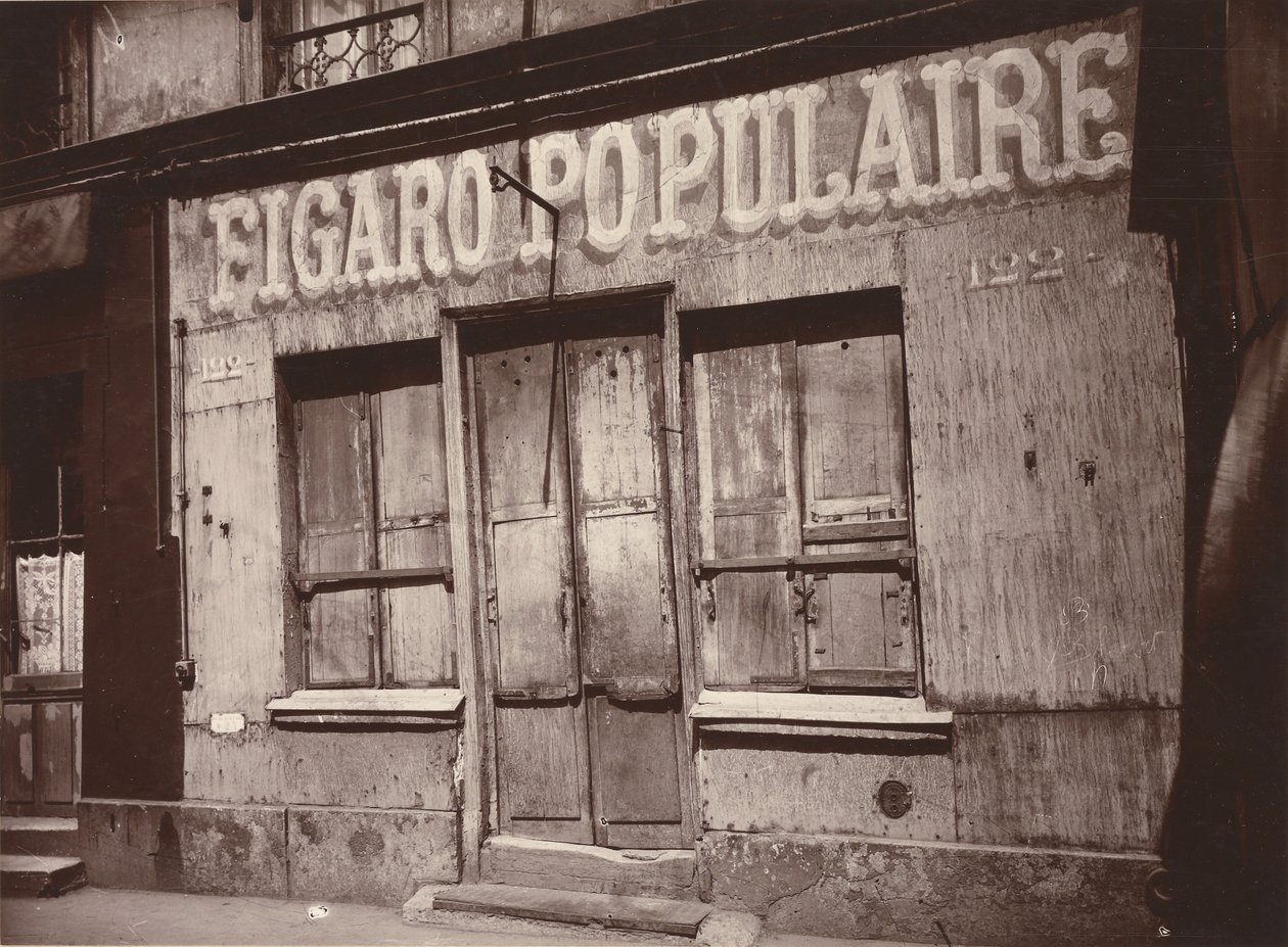 Le Figaro populaire, 122 Boulevard de la Villette (borbélyüzlet homlokzata, 122 Boulevard de la Villette) alkotó: Eugène Atget