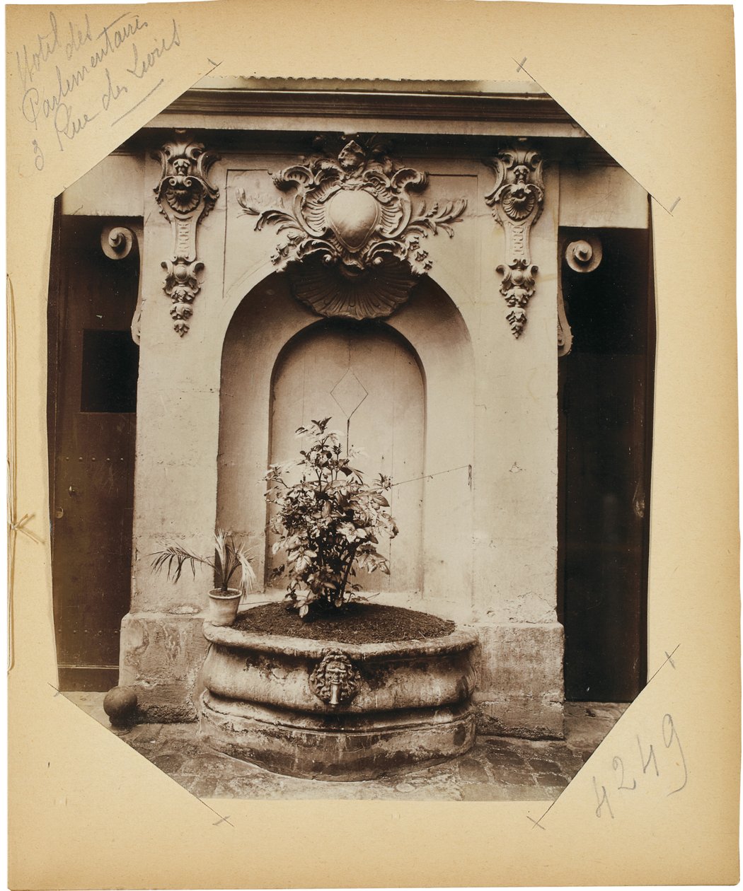 Oldal a "Documents for the History of Old Paris" albumból, 1910 körül (albumnyomat) (lásd még: 622596-600) alkotó: Eugène Atget
