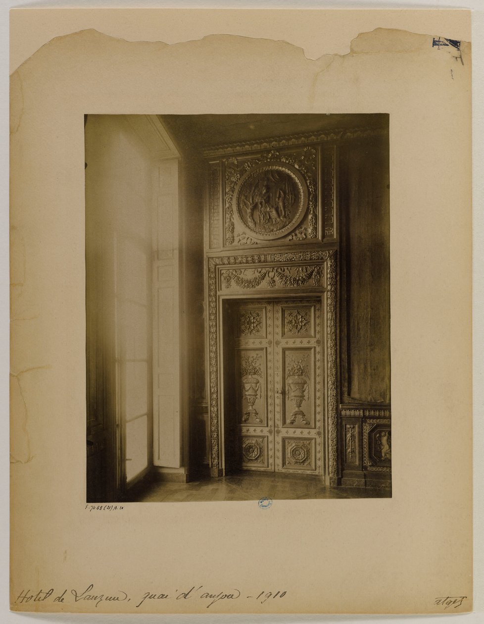 Faragott ajtó, belső, Hotel Lauzun alkotó: Eugène Atget