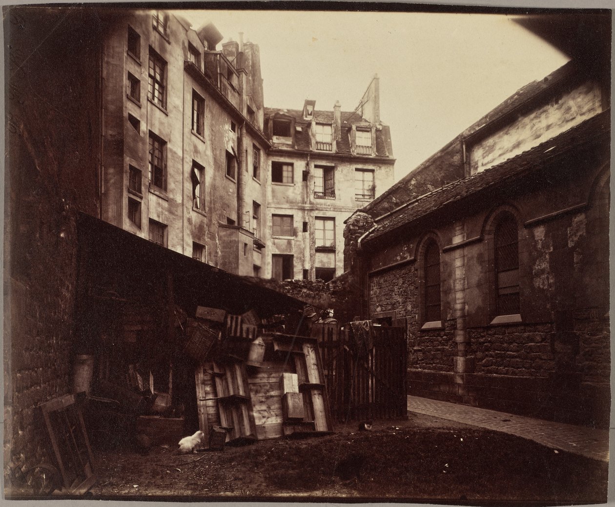 Az udvar egy sarka, Saint-Julien-le-Pauvre, Párizs alkotó: Eugène Atget
