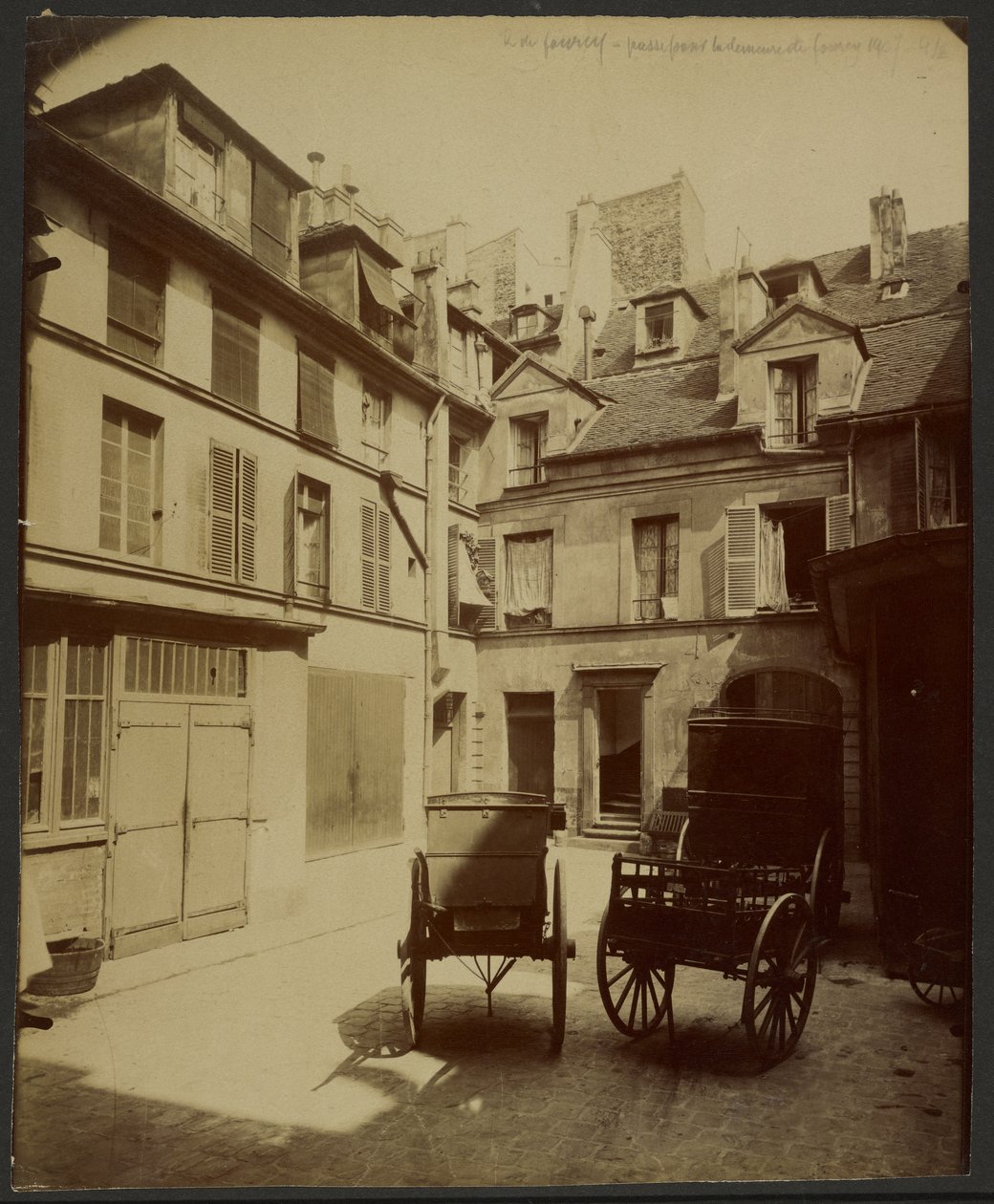 Régi ház, Rue de Fourcy, átjáró a negyedből Fourcy lakóházához alkotó: Eugène Atget