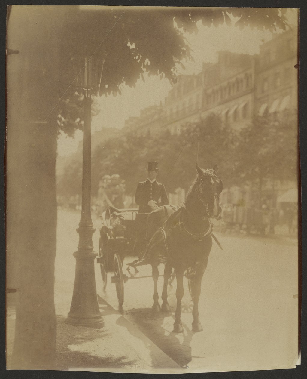 [Várakozó kocsi] alkotó: Eugène Atget