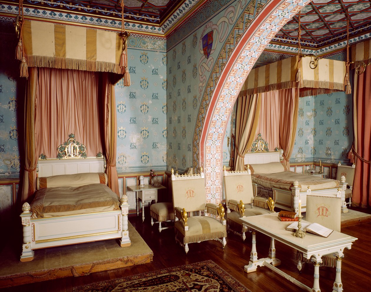 Rózsaszín szoba Eugene Viollet le Duc (1814-1879) és Edmond Clement-Louis-Marie-Duthoit (1837-1889) bútoraival, a Chateau Neuf a Chateau de Roquetaillade-en belül, Franciaország alkotó: Eugene and Duthoit Edmond Viollet Le Duc