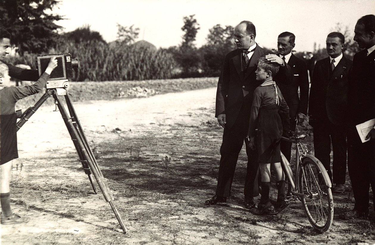 Mussolini a fiával pózol egy fotósnak (f/w fotó) alkotó: Eugenio Risi
