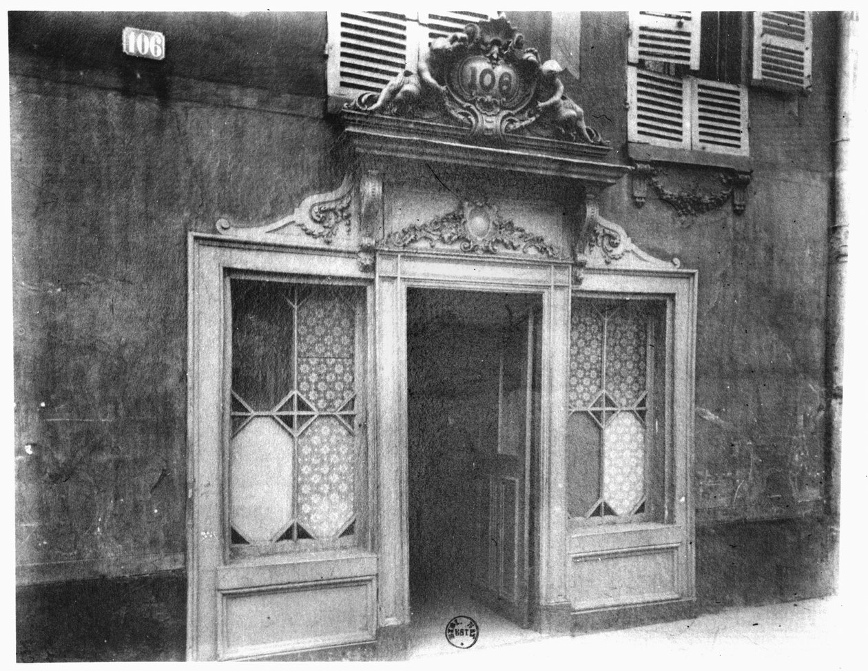 Egy párizsi bordély bejárata, 106 rue de Suffren, 1900 körül alkotó: Eugène Atget