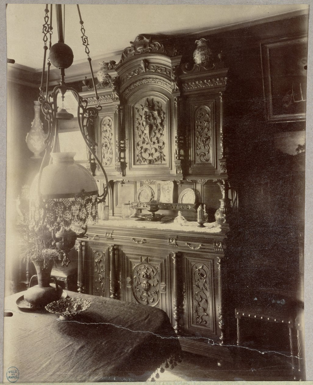 Egy alkalmazott otthonának belseje a Louvre üzletekben, rue St. Jacques, Párizs, 1910 alkotó: Eugène Atget