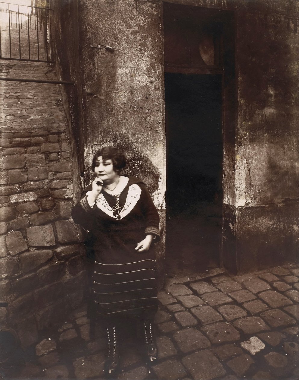 La Villette. Rue Asselin, prostituált várja az ajtaja előtt alkotó: Eugène Atget