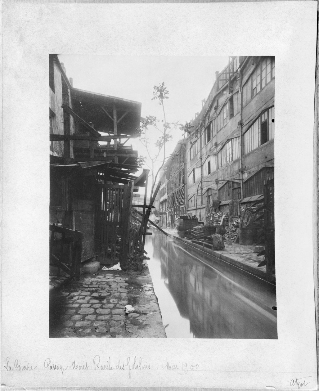 The Bievre, Passage Moret, Ruelle des Gobelins, Párizs, 1900. május alkotó: Eugène Atget