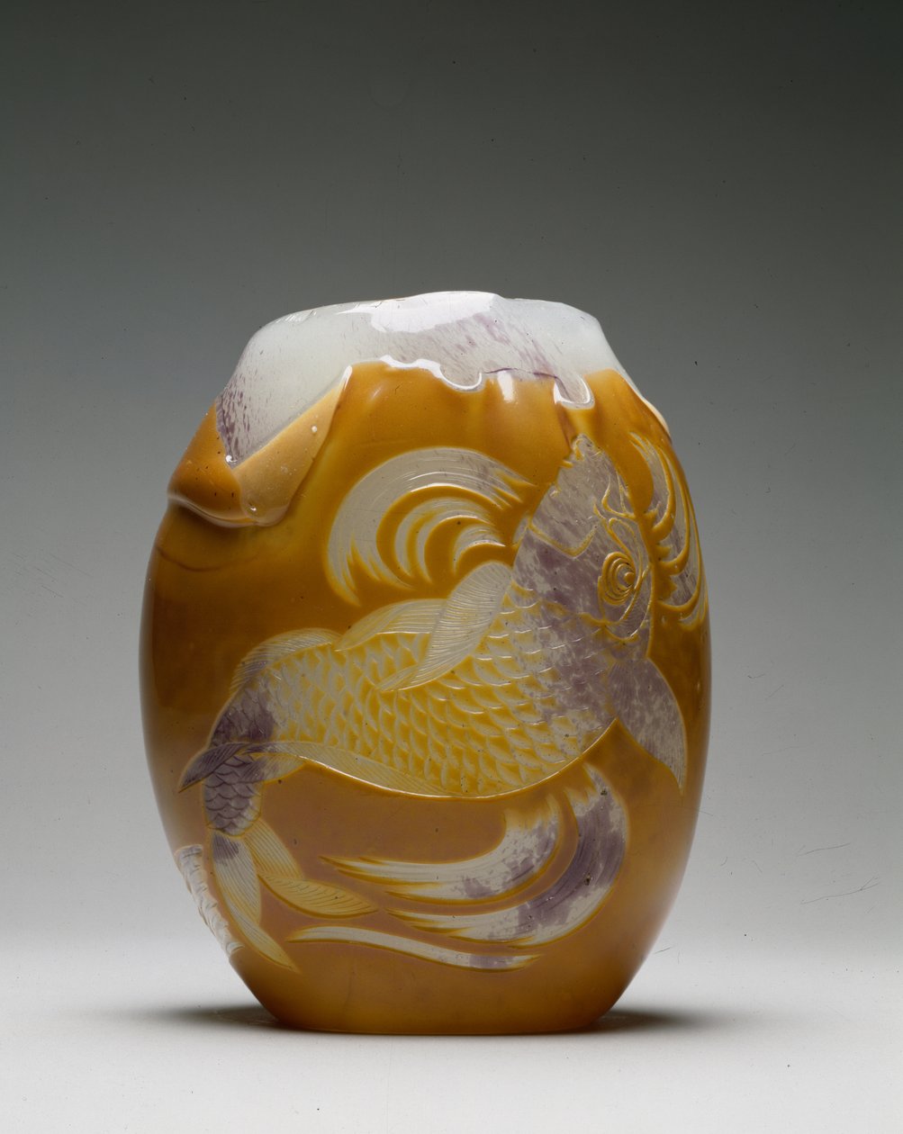 Carp Vase, 1788-84 (rétegelt és gravírozott üveg) alkotó: Eugène Rousseau
