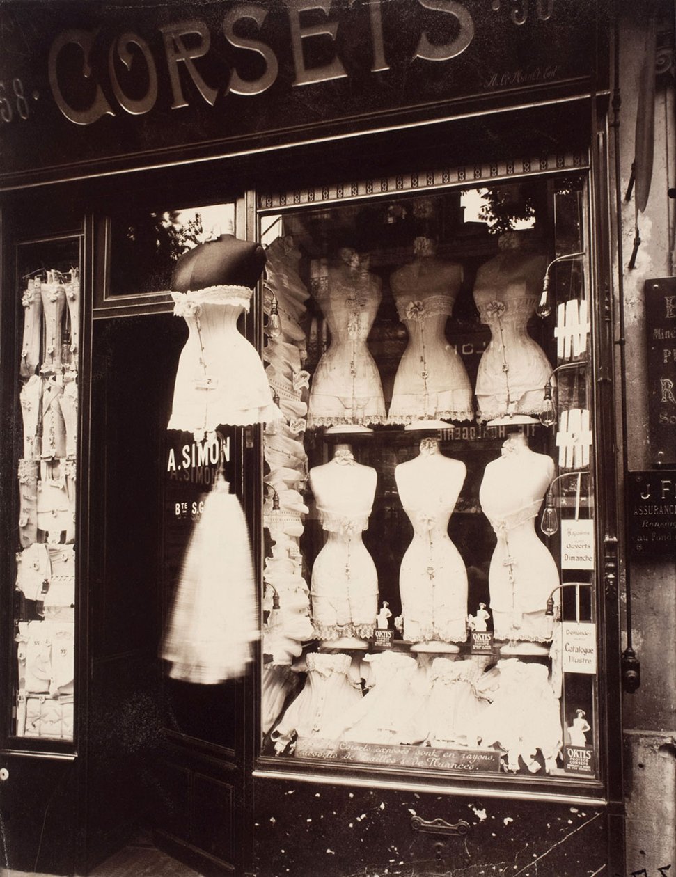 Fűzők. Boulevard de Strasbourg, 1912 alkotó: Eugène Atget